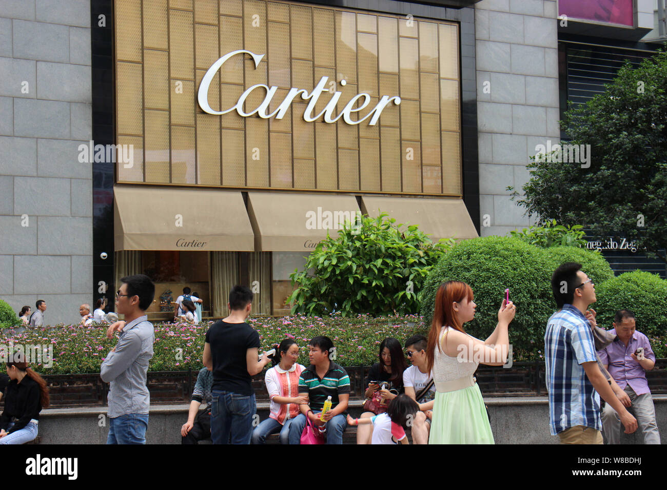 --FILE--pedoni a piedi passato una boutique di Cartier a Chongqing Cina, 2 maggio 2015. Le vendite sono diminuite in modo netto al gruppo di lusso Richemont che il Foto Stock