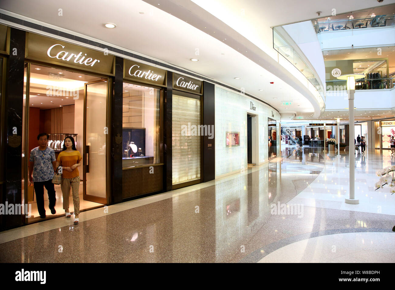 --FILE--i clienti lasciano la boutique di Cartier presso il Plaza 66 centro commerciale per lo shopping di Shanghai, Cina, 1 settembre 2015. Le vendite sono diminuite in modo netto a Foto Stock