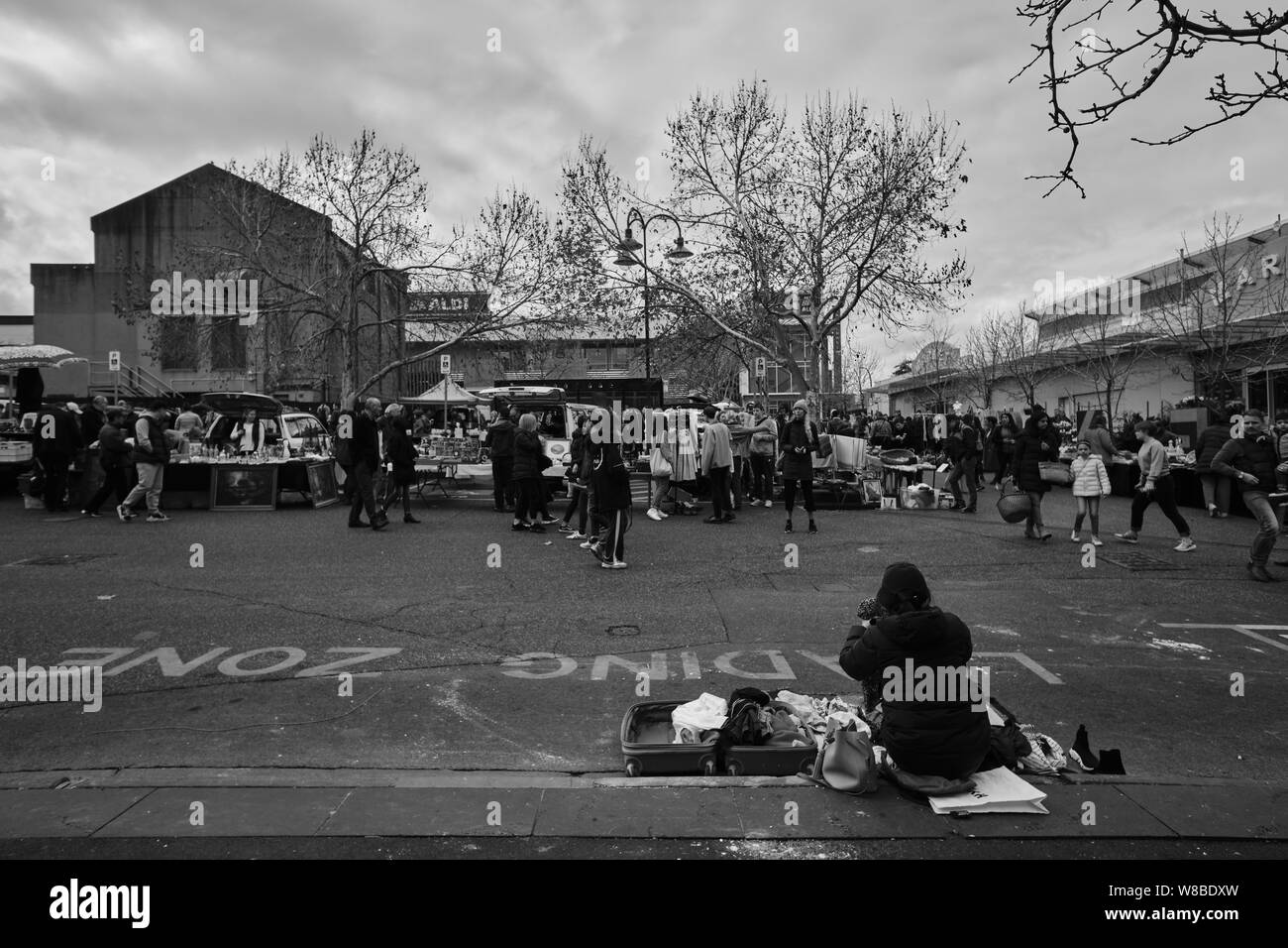 La donna non identificato la vendita di beni di seconda mano a Camberwell mercato domenicale. Camberwell, Melbourne, Australia. Foto Stock