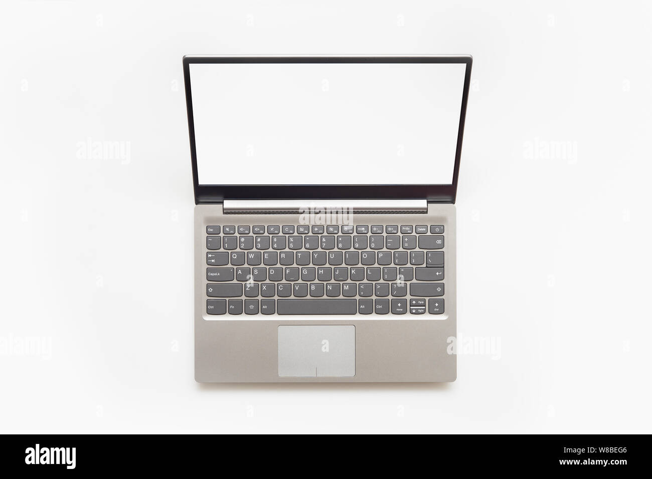 Vista dall'alto di aprire laptop moderno con tastiera inglese e spazio copia schermata vuota, isolato su sfondo bianco. Foto Stock