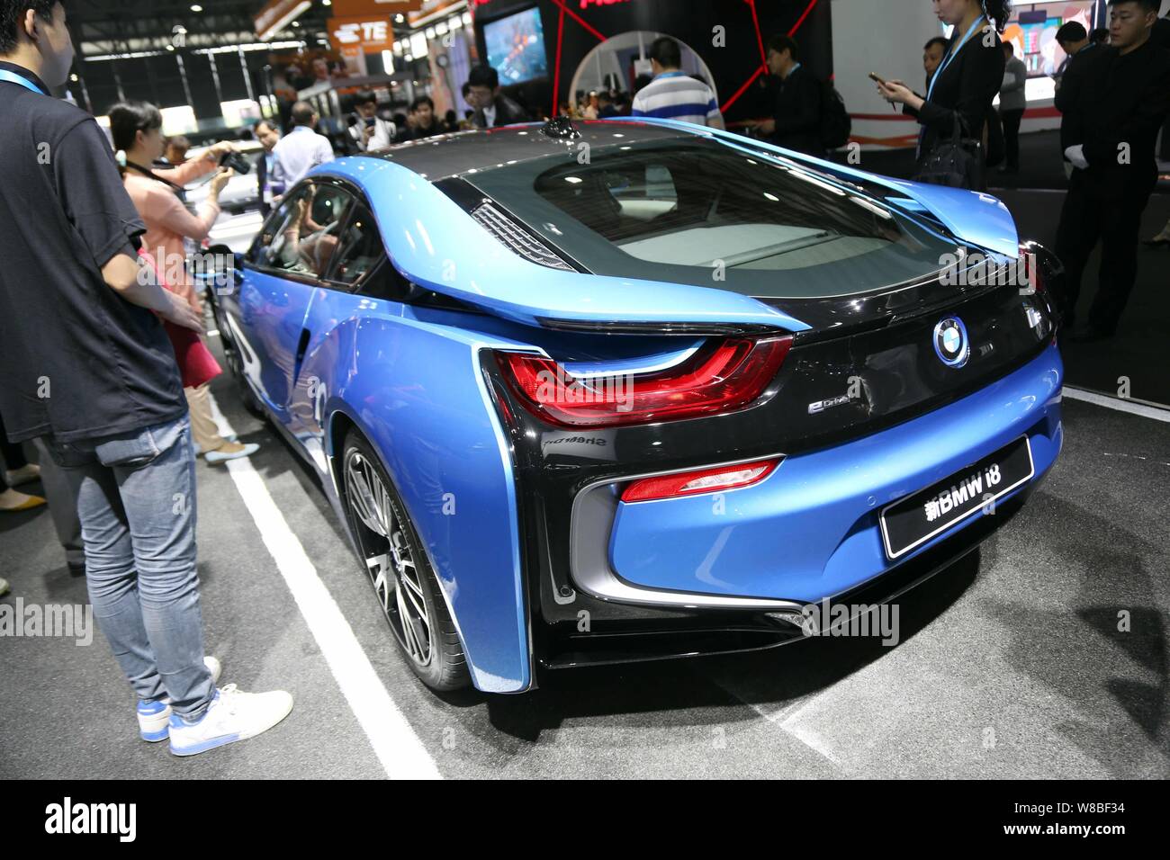 Una BMW i8 plug-in hybrid auto sportiva è sul display durante il 2016 International Consumer Electronics Show Asia (CES) Asia in Cina a Shanghai, 11 maggio 20 Foto Stock