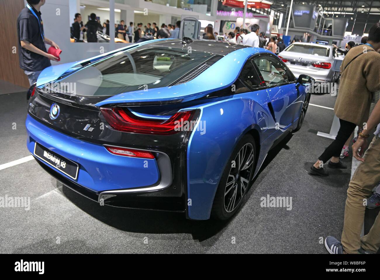 Una BMW i8 plug-in hybrid auto sportiva è sul display durante il 2016 International Consumer Electronics Show Asia (CES) Asia in Cina a Shanghai, 11 maggio 20 Foto Stock