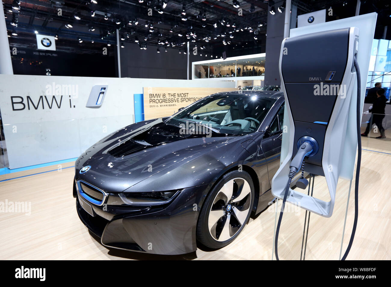 --FILE--una BMW i8 plug-in hybrid auto sportiva è sul display durante il XVI Shanghai industria automobilistica internazionale mostra, noto anche come Auto Sha Foto Stock
