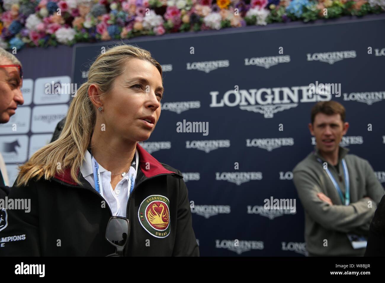 Edwina Alexander di Australia, anteriore, frequenta un gesto evento di relè per il 2016 Shanghai Longines Global Champions Tour in Cina a Shanghai, 28 aprile Foto Stock