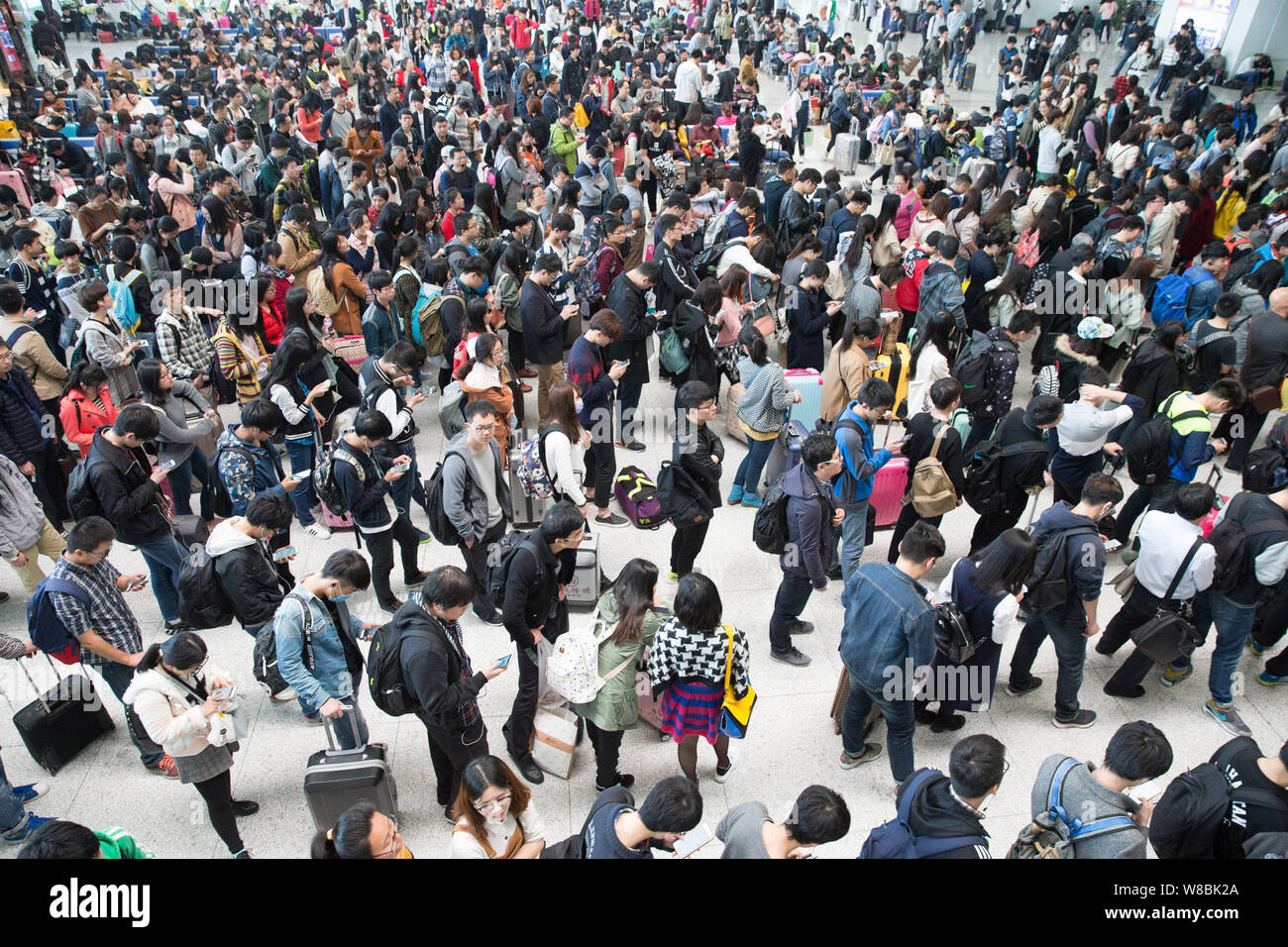 --FILE--passeggeri cinesi affollano la Nanjing Stazione ferroviaria nella città di Nanjing East cinese della provincia di Jiangsu, 1 aprile 2016. Passeggero ferroviario viaggi r Foto Stock