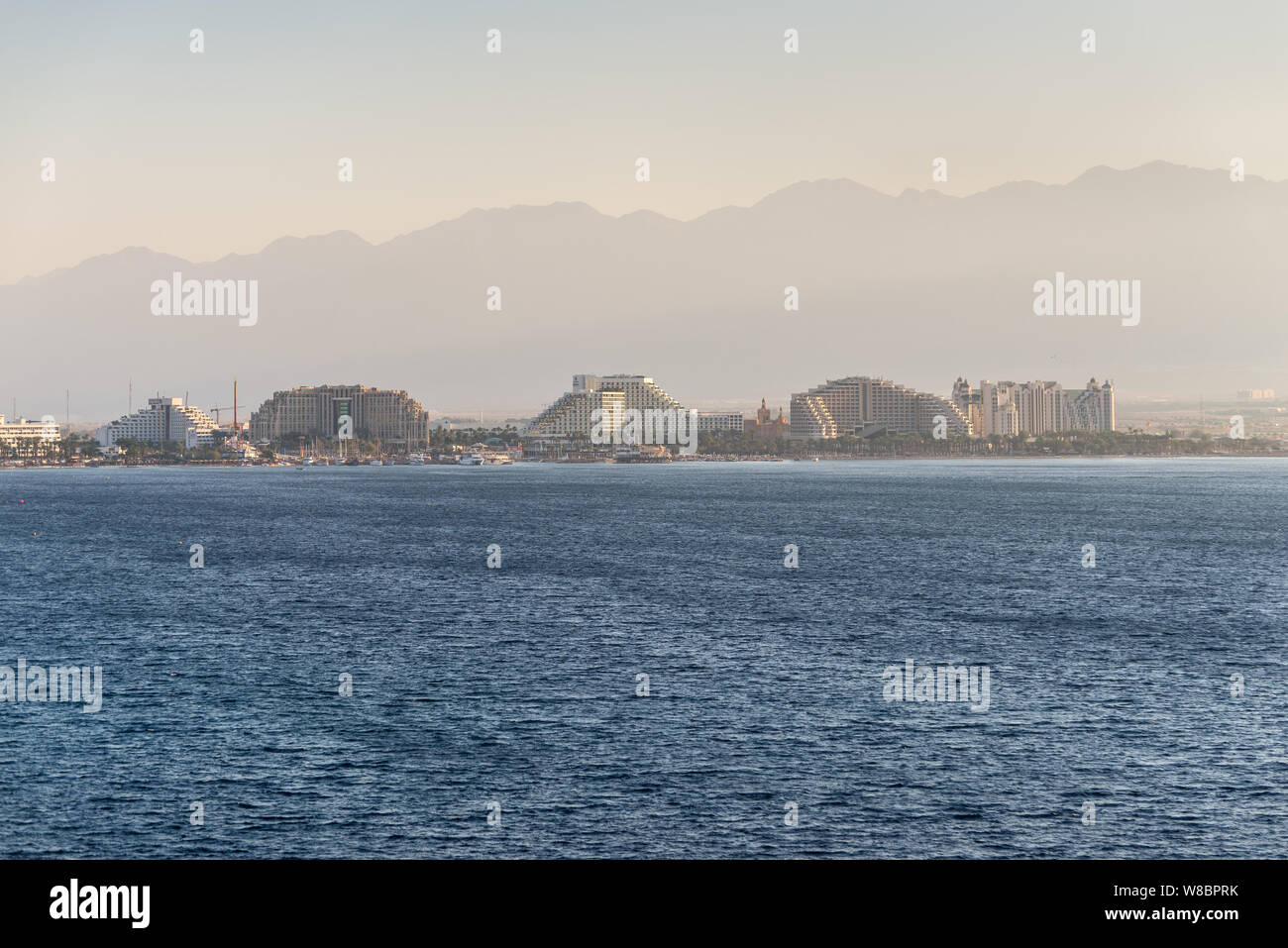 Eilat, Israele - 7 Novembre 2017: vista dalla porta di carico sulla città di Eilat nella sabbia haze - famosa località turistica e balneare posto in Israele. Foto Stock