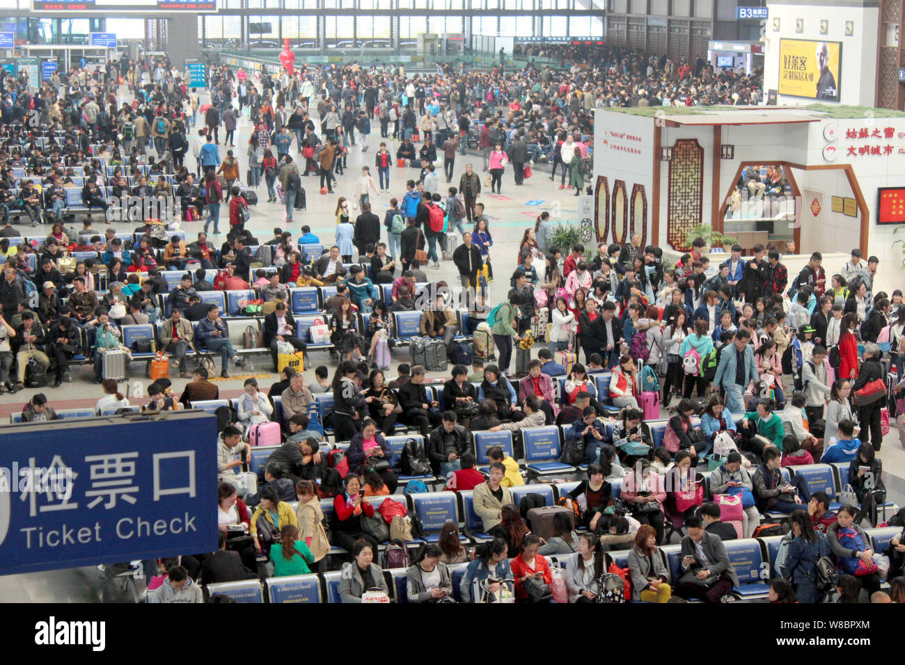 --FILE--passeggeri cinesi folla Suzhou Stazione Ferroviaria di Suzhou City, est cinese della provincia di Jiangsu, 4 aprile 2016. Passeggero ferroviario viaggi rea Foto Stock