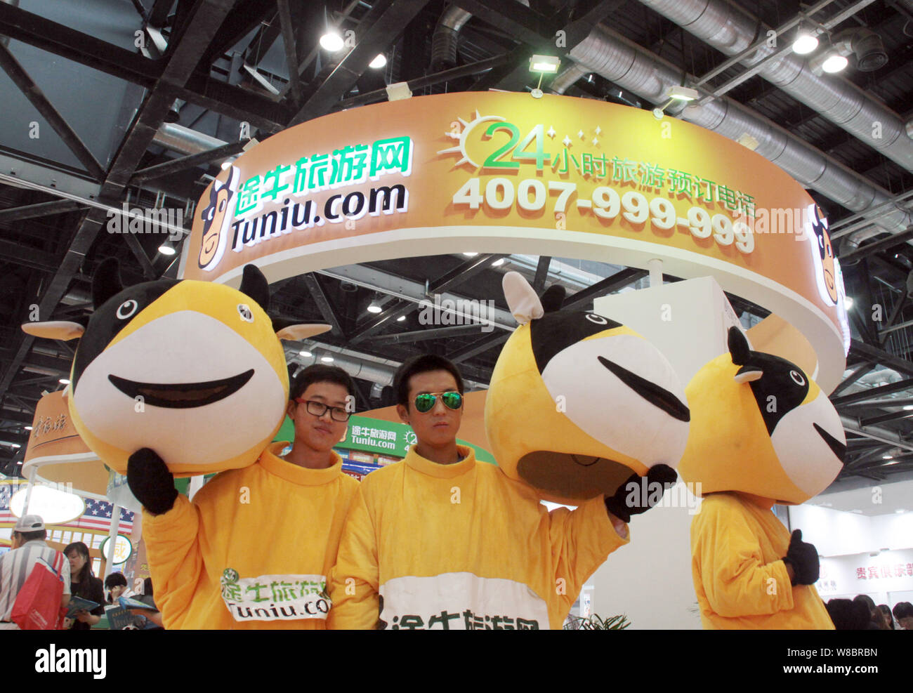 FILE--animatori vestiti in costumi mascotte pongono presso lo stand di  cinesi di agenzia di viaggi on-line Tuniu.com durante una expo a Pechino in  Cina, 28 giugno Foto stock - Alamy