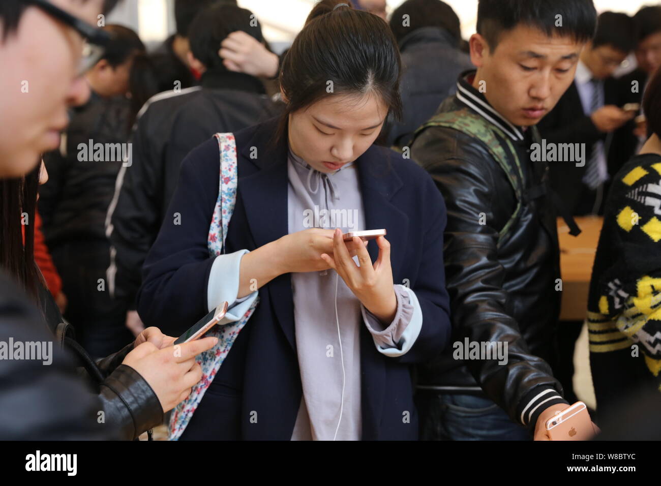 --FILE--i clienti cinesi provare iPhone SE, 6S e 6S smartphone Plus a un Apple Store in Cina a Shanghai, 31 marzo 2016. La smartphone globale m Foto Stock