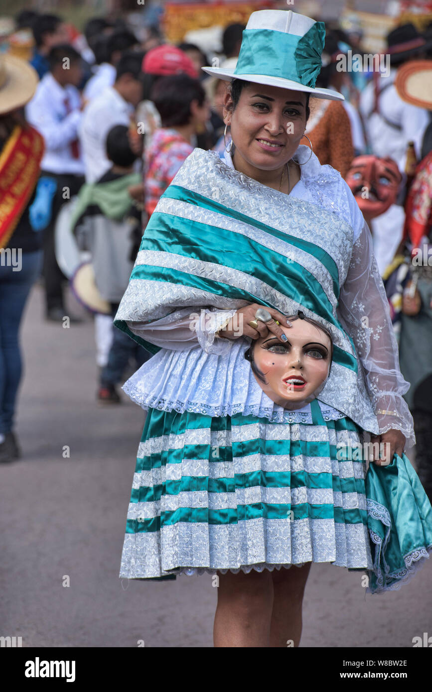 Partecipante al wild Virgen del Carmen Festival, tenutosi a Pisac e Paucartambo, Perù Foto Stock