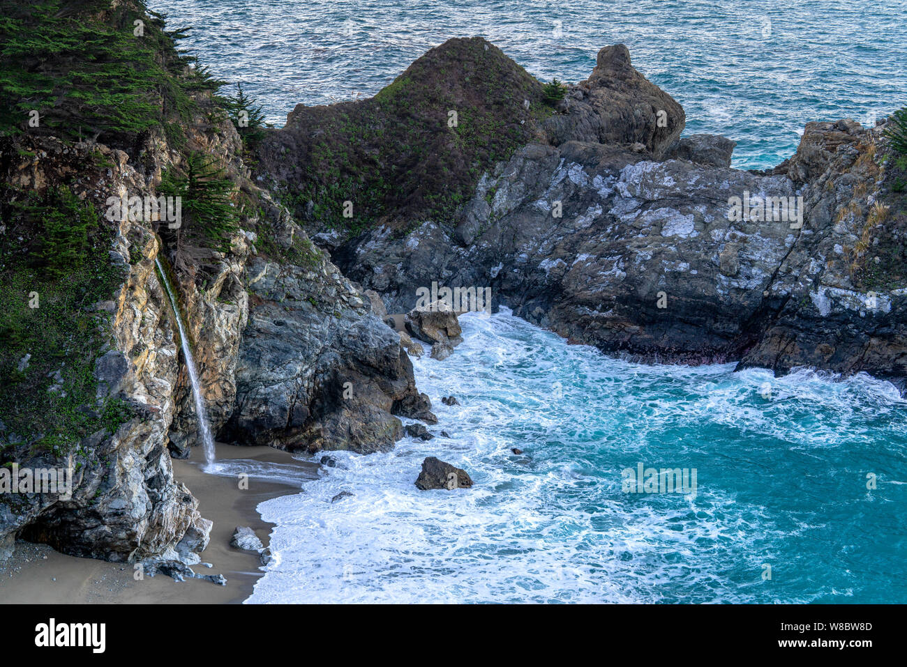 McWay Falls durante l'alba lungo Big sur, California. Foto Stock