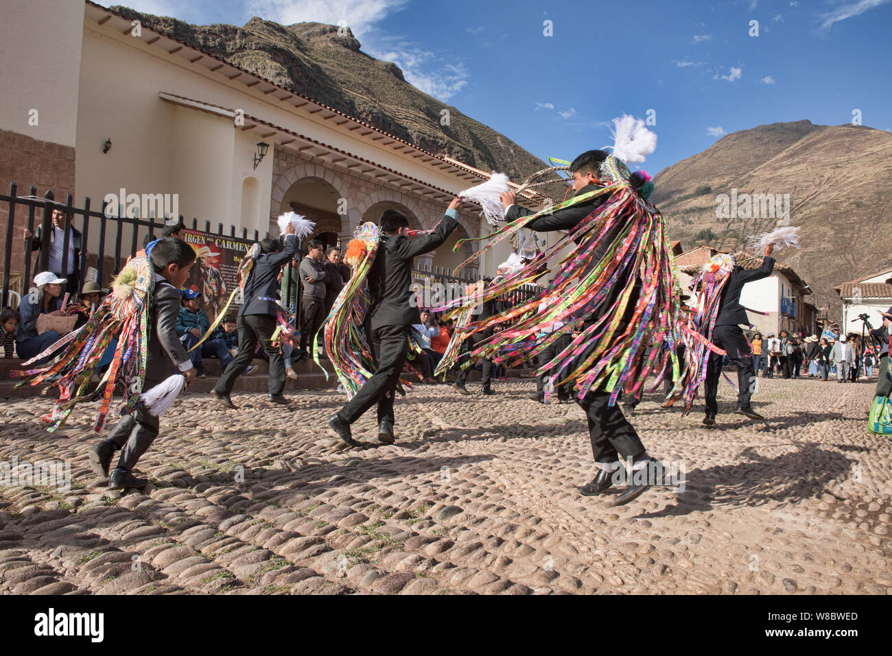 In ballo le strade alla Virgen del Carmen Festival, tenutosi a Pisac e Paucartambo, Perù Foto Stock