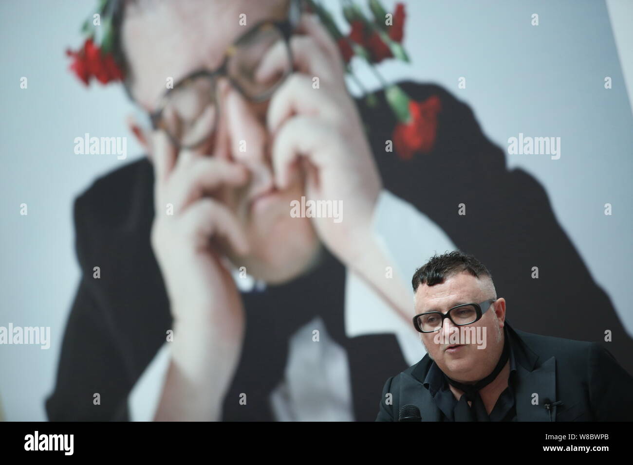 Alber Elbaz, ex stilista di moda di Parigi della casa di moda di Lanvin, partecipa a un dialogo con i cinesi giornalista di moda Angelica Cheung, editor-in-chie Foto Stock