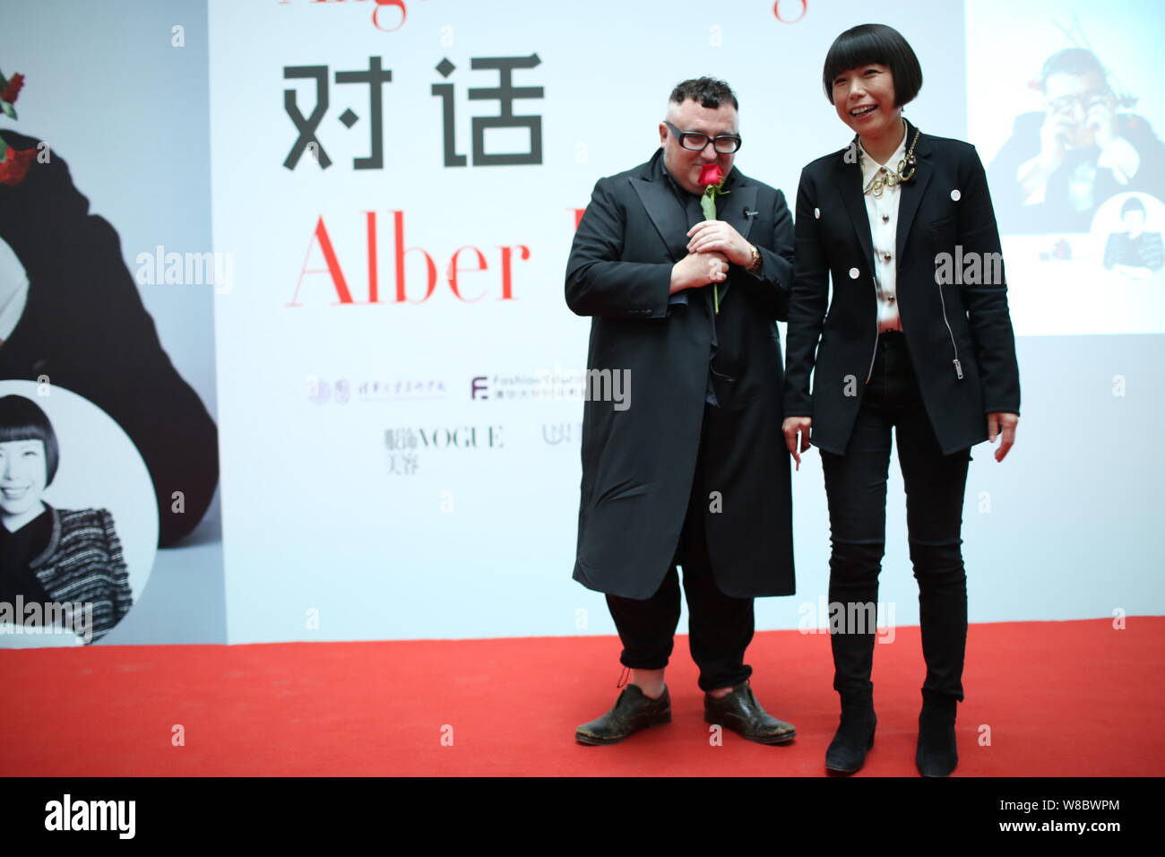 Alber Elbaz, sinistra, ex stilista di moda di Parigi della casa di moda di Lanvin e cinese giornalista di moda Angelica Cheung, editor-in-chief di Vogue Chi Foto Stock