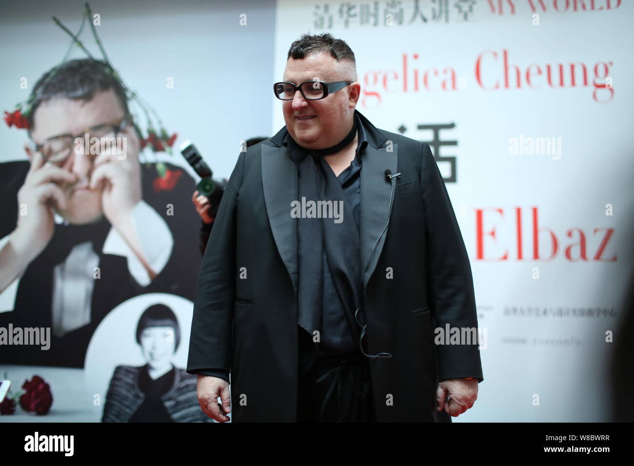 Alber Elbaz, ex stilista di moda di Parigi della casa di moda di Lanvin, partecipa a un dialogo con i cinesi giornalista di moda Angelica Cheung, editor-in-chie Foto Stock