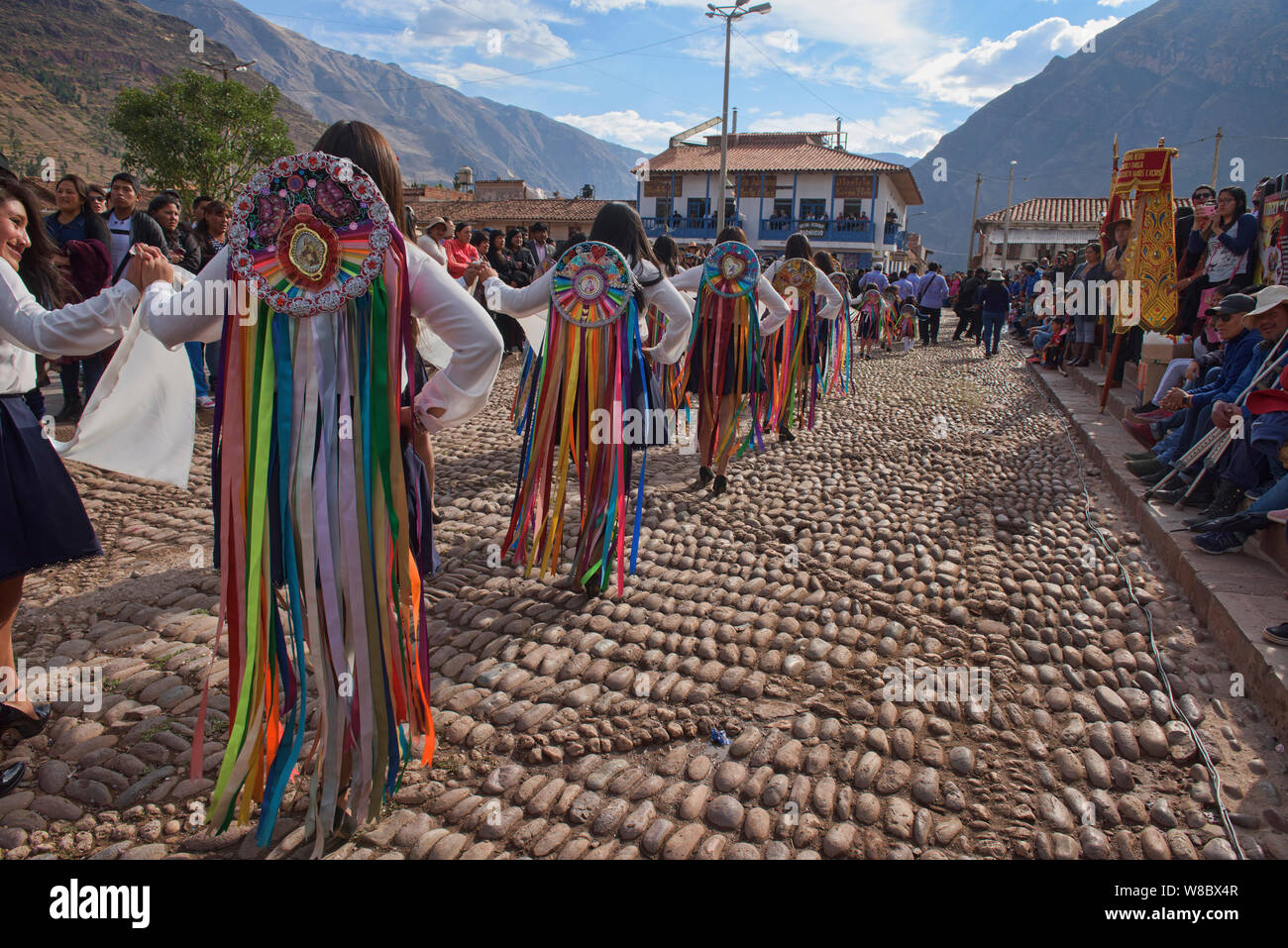 In ballo le strade alla Virgen del Carmen Festival, tenutosi a Pisac e Paucartambo, Perù Foto Stock