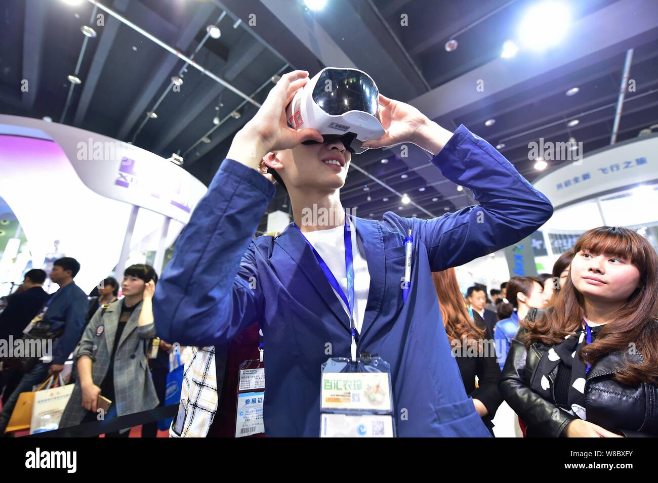 Un visitatore cerca una testa di VR-dispositivo montato durante il 2016 il mondo E-commerce conferenza in Yiwu City, est della Cina di provincia dello Zhejiang, 11 aprile 2016. Foto Stock