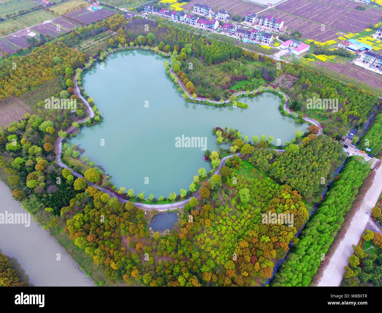 Vista aerea di un lago artificiale che assomiglia a della Cina di mappa in villaggio Baiyang, Lvgang town, Shanghai, Cina, 5 aprile 2016. Un lago artificiale che loo Foto Stock