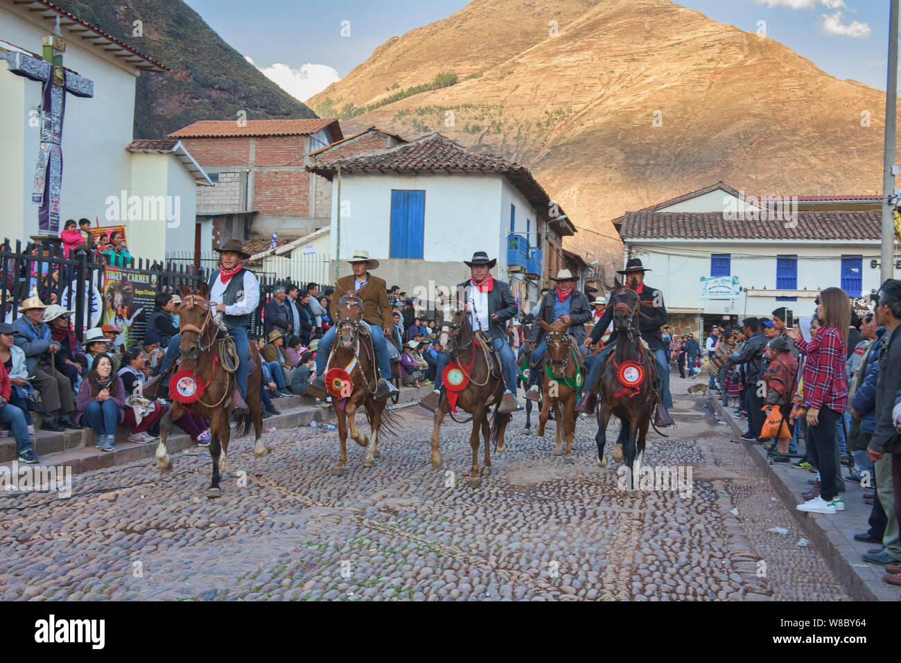Piloti del cavallino nel wild Virgen del Carmen Festival, tenutosi a Pisac e Paucartambo, Perù Foto Stock
