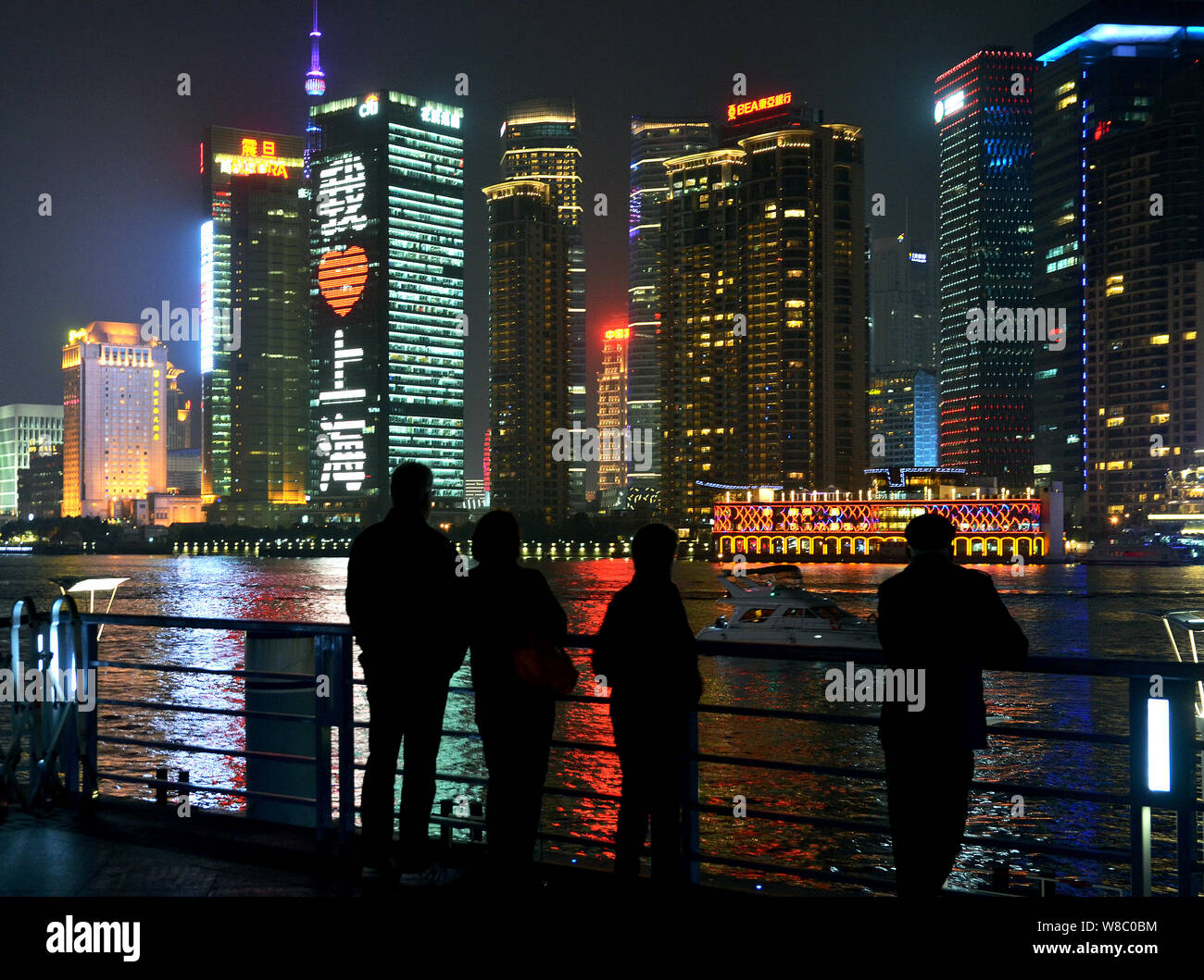 --FILE--vista notturna del Quartiere Finanziario di Lujiazui con alti edifici e grattacieli di Pudong, Shanghai, Cina, 27 Febbraio2016. Foto Stock