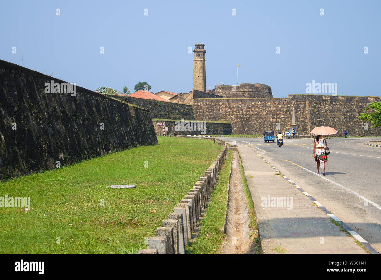 GALLE, SRI LANKA - MARZO 22, 2015: giornata soleggiata vicino alle pareti di una antica fortezza olandese Foto Stock