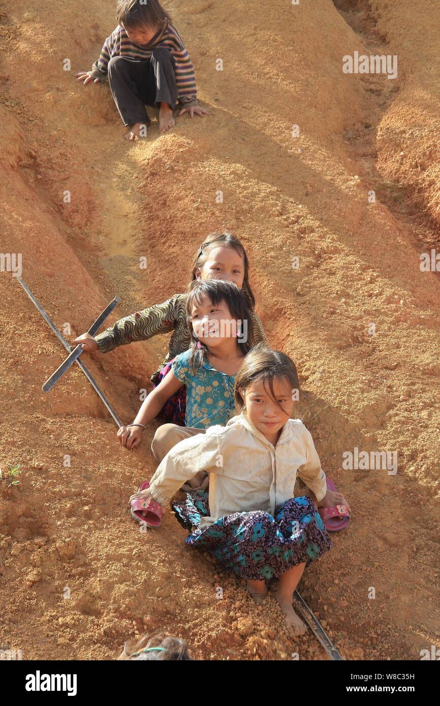 Foto di bambini che giocano gli uni con gli altri Foto Stock