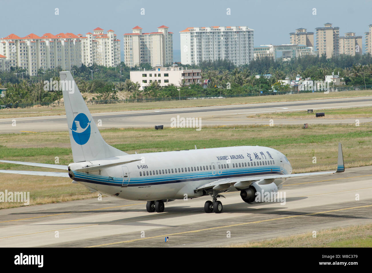 --FILE--un Boeing 737-800 jet del passeggero di Xiamen aereo taxi per il decollo presso l'Aeroporto Internazionale di Sanya Phoenix nella città di Sanya, sud della Cina di Hainan Foto Stock