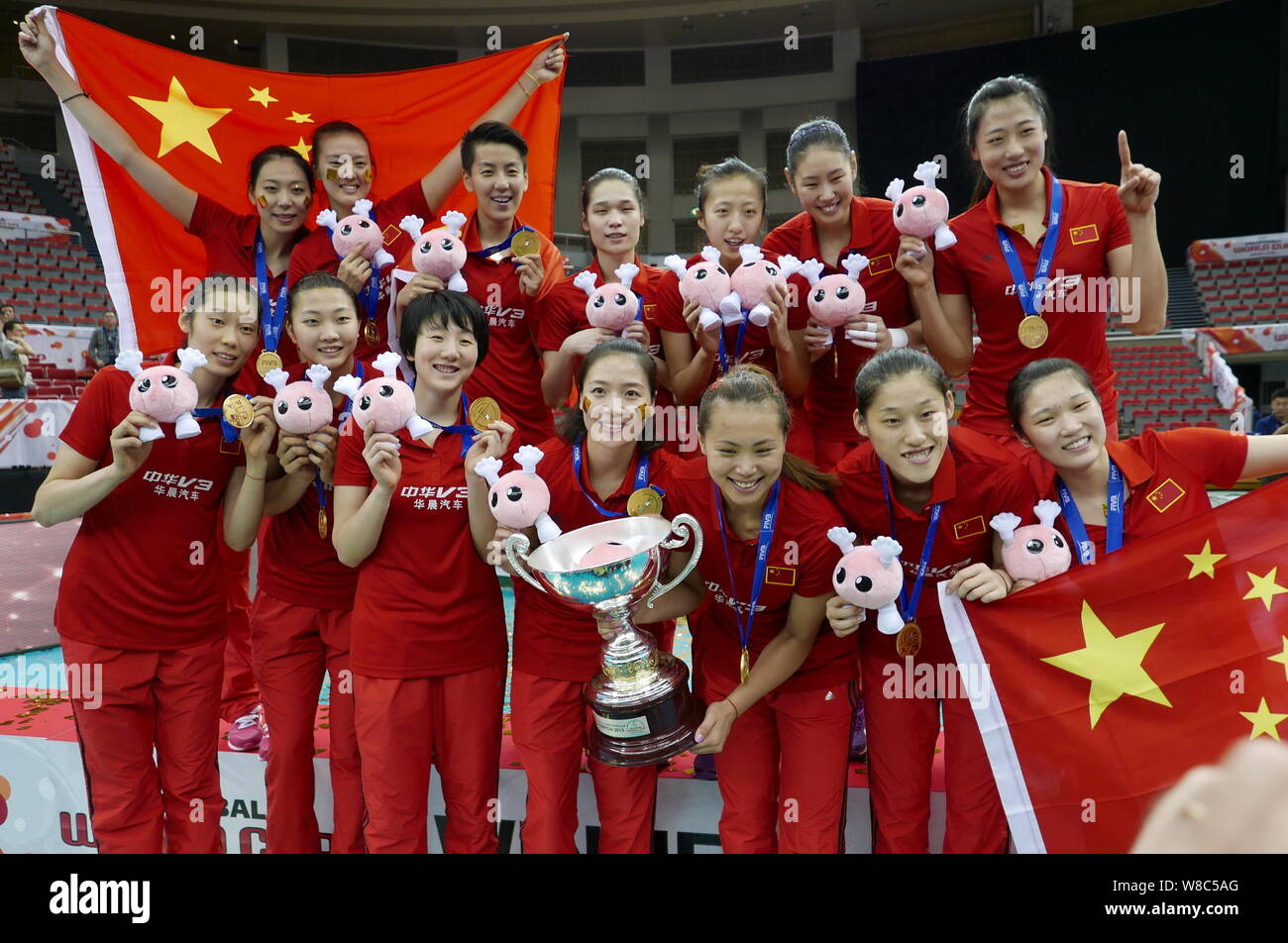 I giocatori della Cina le donne nazionale della squadra di pallavolo pongono durante la cerimonia di premiazione del 2015 mondo del volley femminile di Coppa del Mondo a Nagoya, Giappone, 6 Septembe Foto Stock