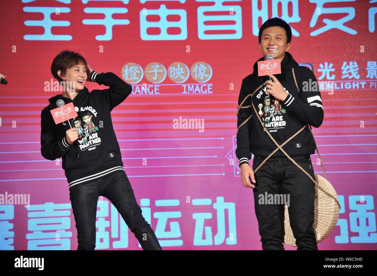 Attore cinese Deng Chao, destro e la sua attrice moglie Sun Li reagire ad una conferenza stampa per la premiere del loro nuovo film 'Devil e Angelo' a Beiji Foto Stock