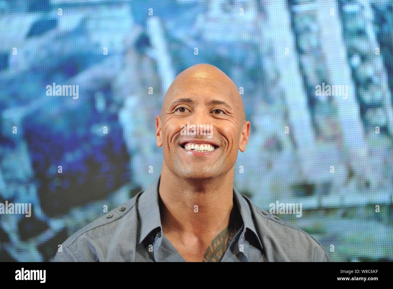 Attore americano Dwayne Johnson, anche noto con il suo nome ad anello la roccia, sorrisi durante una conferenza stampa per il suo film "Un Andreas' a Pechino in Cina, 2 Foto Stock