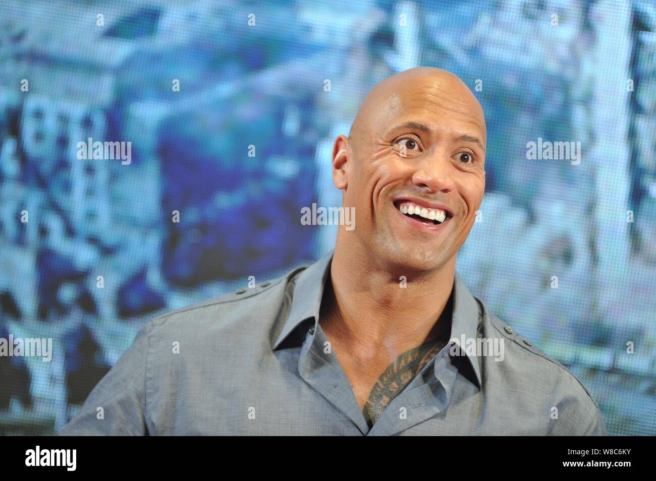 Attore americano Dwayne Johnson, anche noto con il suo nome ad anello la roccia, sorrisi durante una conferenza stampa per il suo film "Un Andreas' a Pechino in Cina, 2 Foto Stock