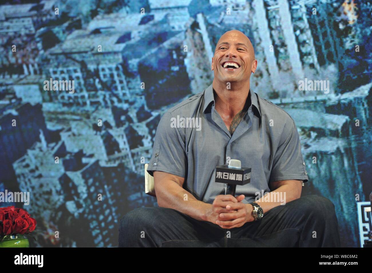 Attore americano Dwayne Johnson, anche noto con il suo nome ad anello la roccia, risate durante una conferenza stampa per il suo film "Un Andreas' a Pechino in Cina, 2 Foto Stock