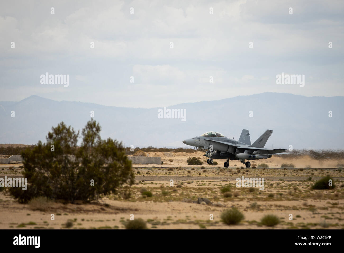 Un U.S. Marine Corps F/A-18D Hornet assegnati alle marine per tutte le stagioni attacco Fighter Squadron 533 si toglie la linea di volo durante la formazione integrata Esercizio (ITX) 5-19 al Marine Corps Air Ground Centro di combattimento, ventinove Palms, California, il 7 agosto 2019. ITX 5-19 è una grande scala, combinato di bracci di esercizio che produce la lotta contro-pronto di forze in grado di operare come un sistema integrato di Marine Air-Ground Task Force. (U.S. Marine Corps foto di Cpl. Cody Rowe) Foto Stock