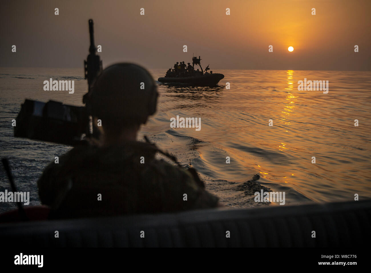 190725-M-QR315-1221 GOLFO ARABICO (25 luglio 2019) Marines e marinai con il raid marittimo vigore, undicesimo Marine Expeditionary Unit (MEU) e i marinai con Assault Craft unità 1, operare rigide-hull imbarcazioni gonfiabili durante una visita, scheda, ricerca e sequestro esercitazione. Il Boxer anfibio gruppo pronto e la XI MEU sono distribuiti negli Stati Uniti Quinta Flotta area di operazioni a sostegno di operazioni navali per garantire stabilità marittimo e la sicurezza nella regione centrale di collegamento del Mediterraneo e del Pacifico attraverso l'Oceano Indiano occidentale e tre strategici punti di strozzatura. (U.S. Marine Cor Foto Stock