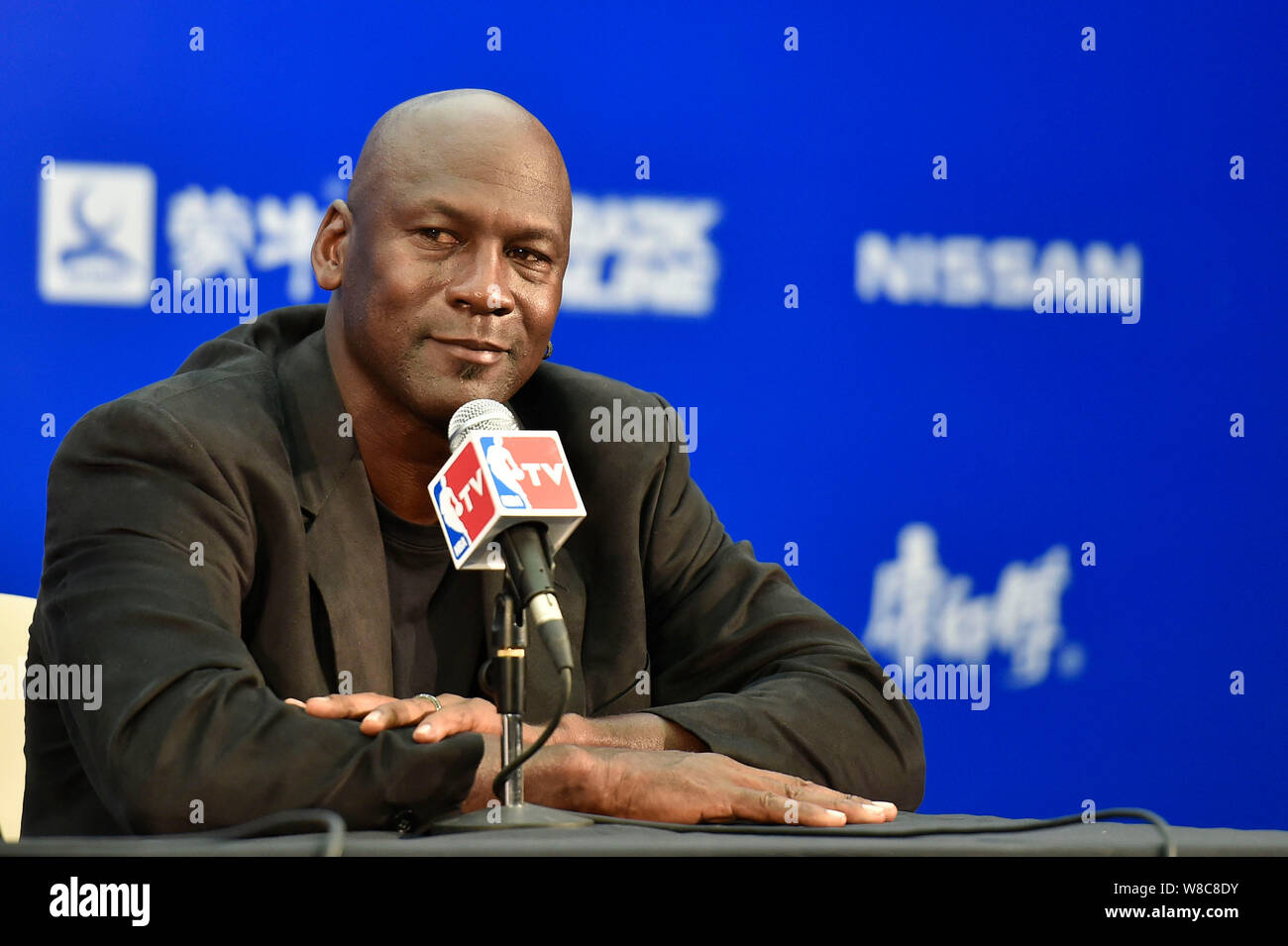 American basketball superstar Michael Jordan, proprietario e presidente di Charlotte Hornets, ascolta in occasione di una conferenza stampa per il 2015 NBA Cina Giochi Foto Stock