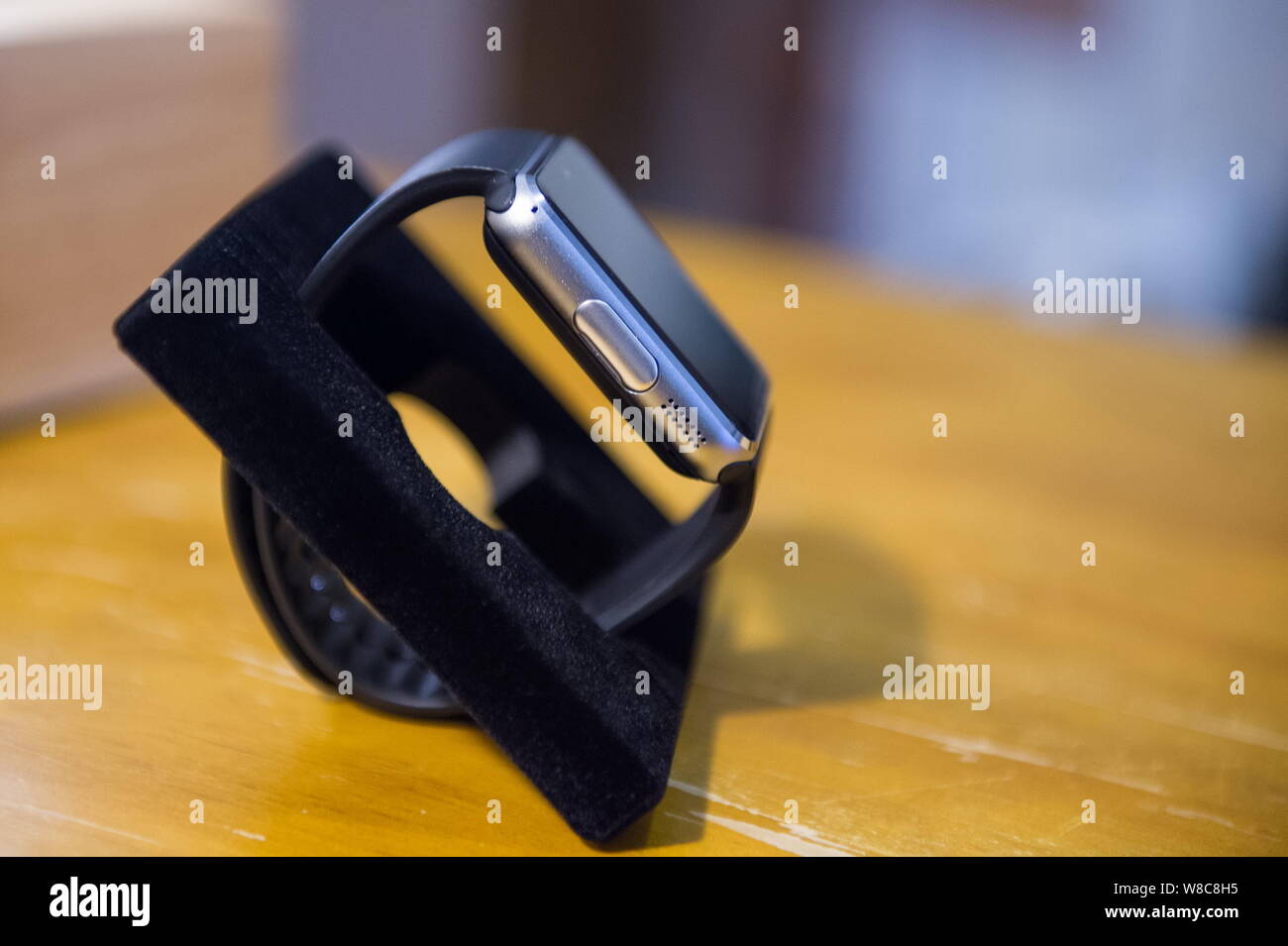 Un Apple Watch-come smartwatch è in vendita in un mercato di elettronica nella città di Shenzhen, Cina del sud della provincia di Guangdong, 12 marzo 2015. Il Wat Apple Foto Stock