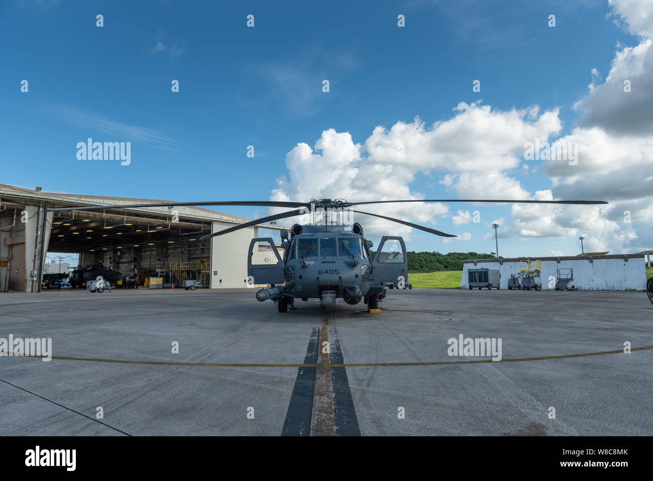 Un HH-60G Pave Hawk dal XXXIII Rescue Squadron siede sulla pista di rullaggio, 26 luglio 2019, sulla Kadena Air Base, Giappone. La HH-60G Pave Hawk's nucleo della missione è il recupero di personale in condizioni ostili, compresa la lotta contro la ricerca e il salvataggio. (U.S. Air Force foto di Airman 1. Classe Matteo Seefeldt) Foto Stock