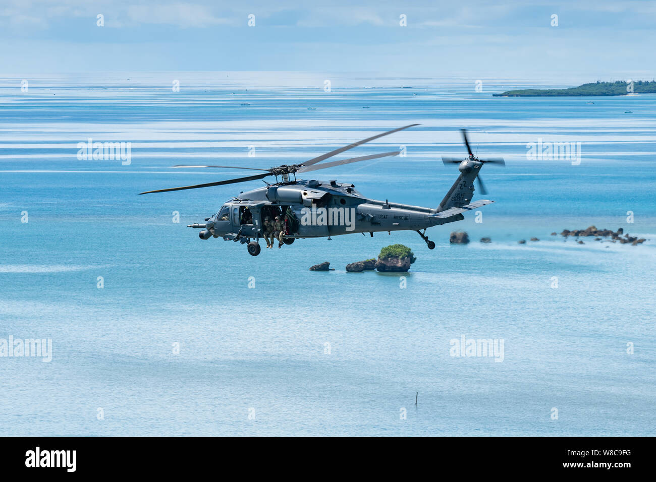 Un HH-60G Pave Hawk dal XXXIII squadrone di soccorso vola durante un esercizio, luglio 26, 2019, fuori di Kadena Air Base, Giappone. La trentatreesima RQS ha eseguito la ricerca e soccorso e missioni di recupero dal 1952. (U.S. Air Force foto di Airman 1. Classe Matteo Seefeldt) Foto Stock