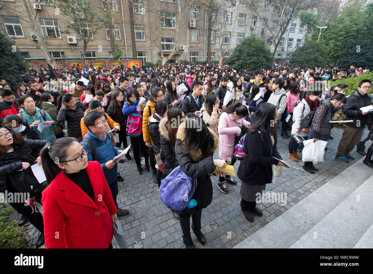 Una folla di cinesi examinees attendere al di fuori di un edificio di insegnamento presso Universit Forestale di Nanchino prima di prendere il servizio civile nazionale esame in Nanjing Foto Stock