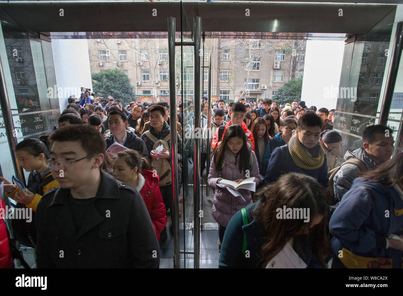 Una folla di cinesi examinees a piedi in un edificio di insegnamento presso Universit Forestale di Nanchino per prendere il servizio civile nazionale esame in Nanjing city, EAS Foto Stock