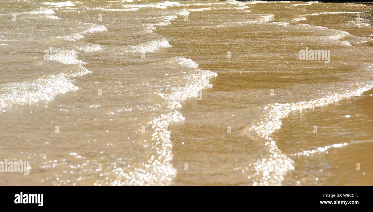 Onde sulla spiaggia di sabbia, Lovrečina beach, Dalmazia Centrale Foto Stock