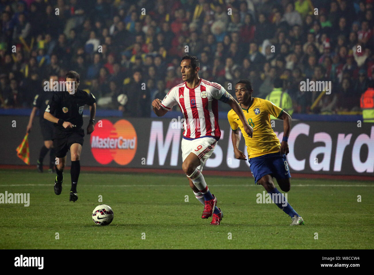 Paraguay di Roque Santa Cruz dribbling contro il Brasile durante la Copa America 2015 quarti di finale di partita di calcio tra il Brasile e il Paraguay presso l'estere R Foto Stock