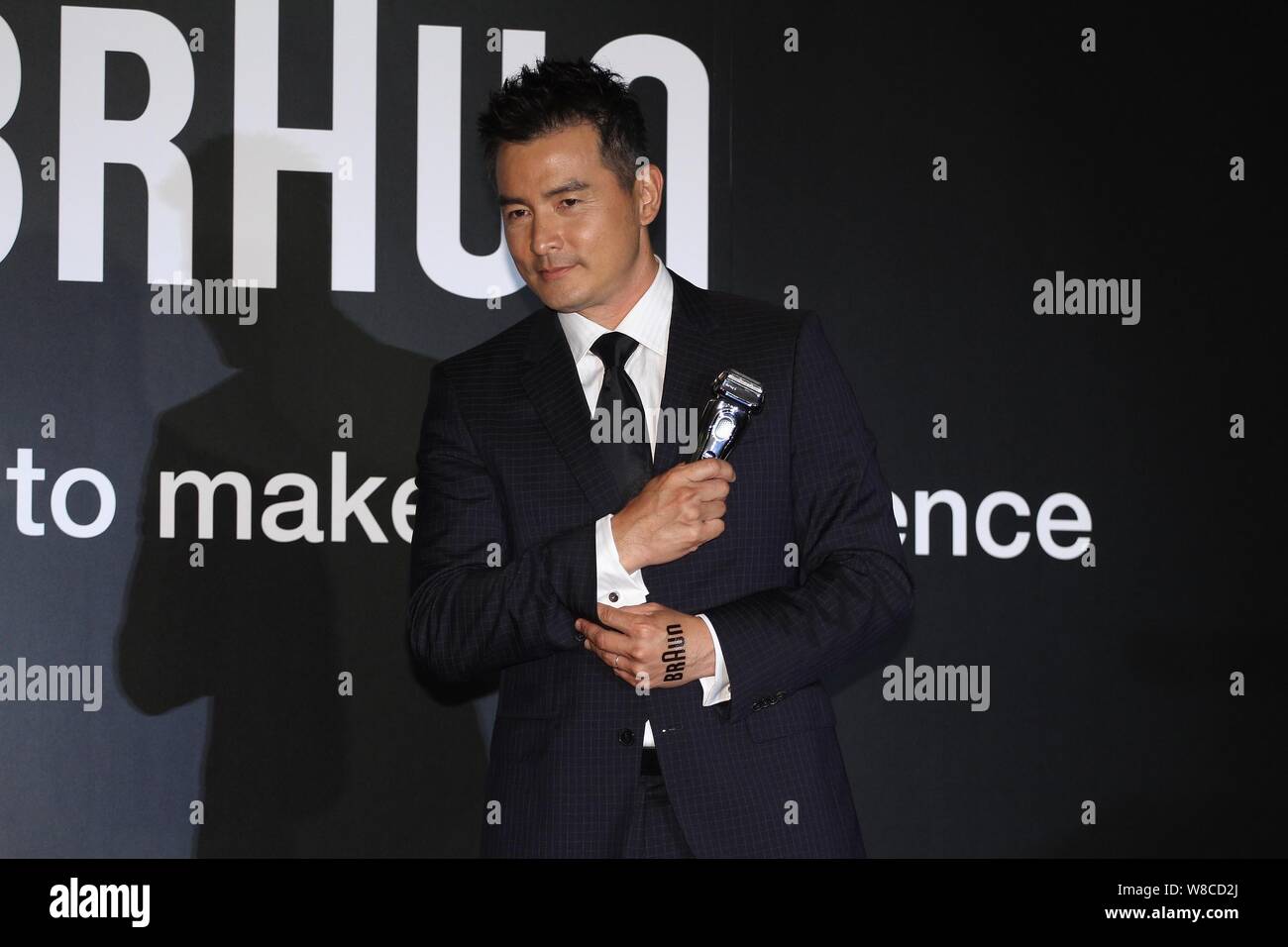 Attore di Singapore Christopher Lee Ming-shun pone in corrispondenza di un evento promozionale per la Braun rasoio elettrico a Taipei, Taiwan, 16 giugno 2015. Foto Stock