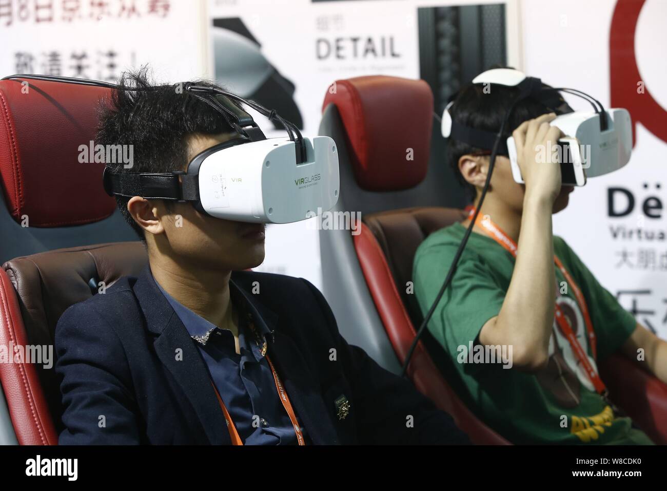 I visitatori di provare dispositivi da indossare durante la International Consumer Electronics Show Asia (International CES Asia) in Cina a Shanghai, 25 maggio 2015. Foto Stock