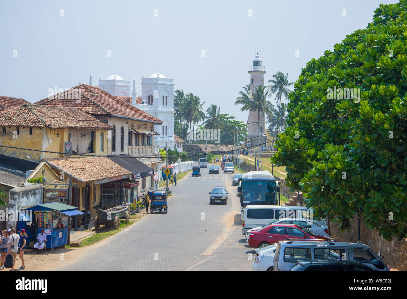 GALLE, SRI LANKA - MARZO 22, 2015: giornata soleggiata sulla strada della città vecchia Foto Stock