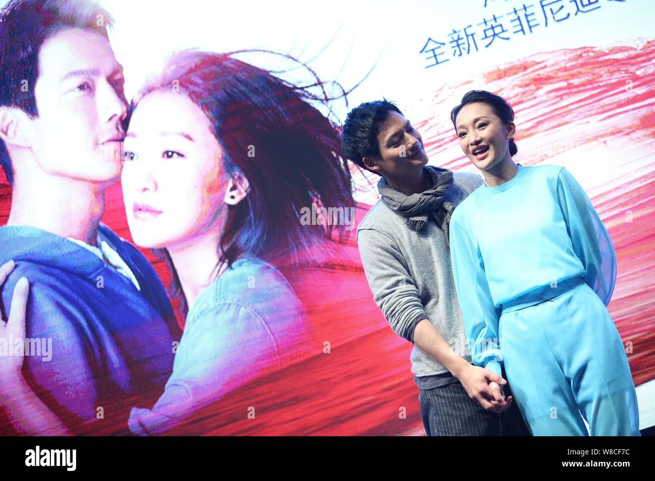 Attrice cinese Zhou Xun, anteriore, parla accanto al suo attore americano marito Archie Kao durante un evento di Premiere per il micro film 'Dream fuga' a pro Foto Stock