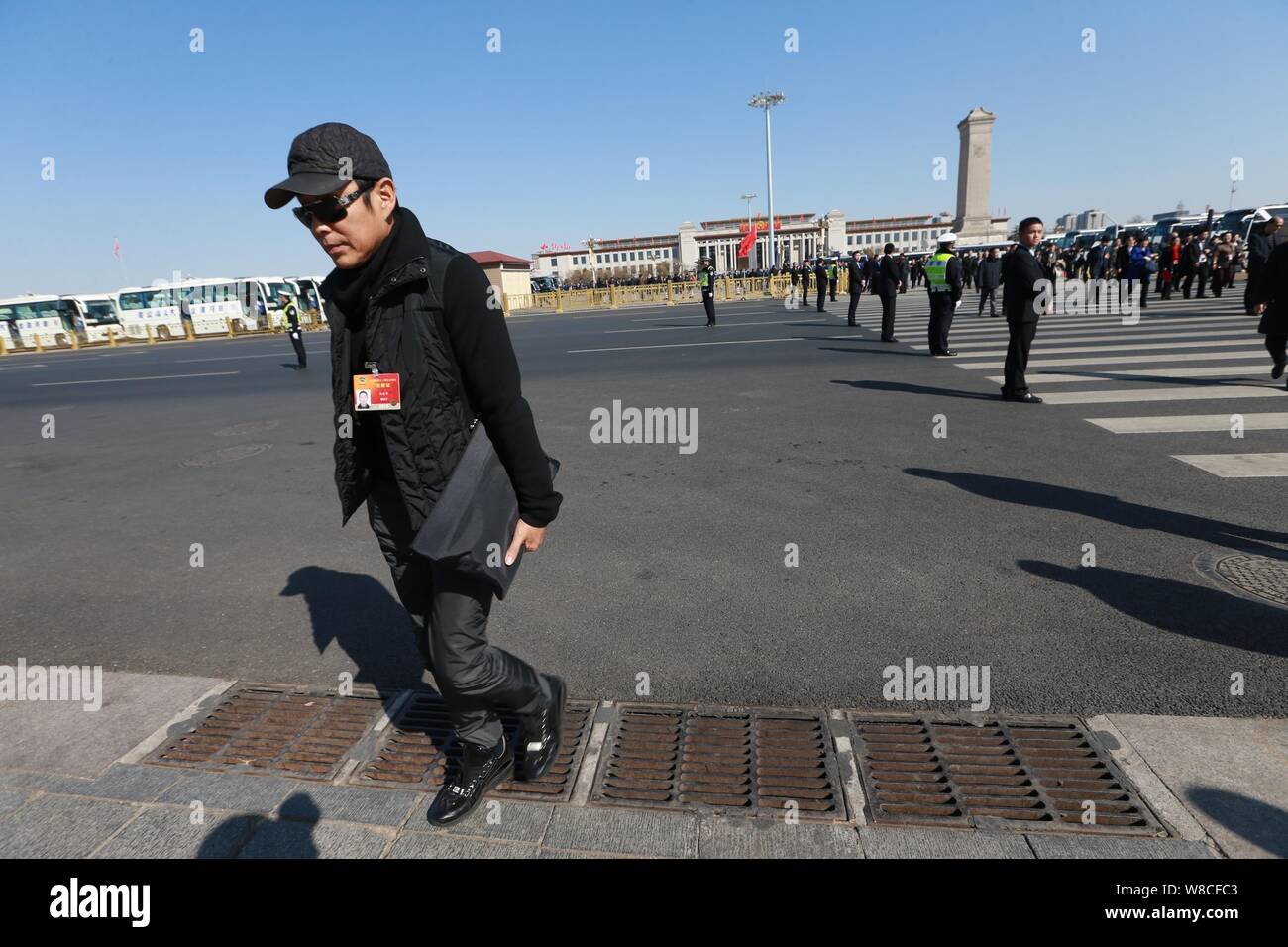 Attore cinese Chen Daoming arriva presso la Grande Sala del Popolo di partecipare alla riunione di chiusura della terza sessione del XII Comitato Nazionale Foto Stock