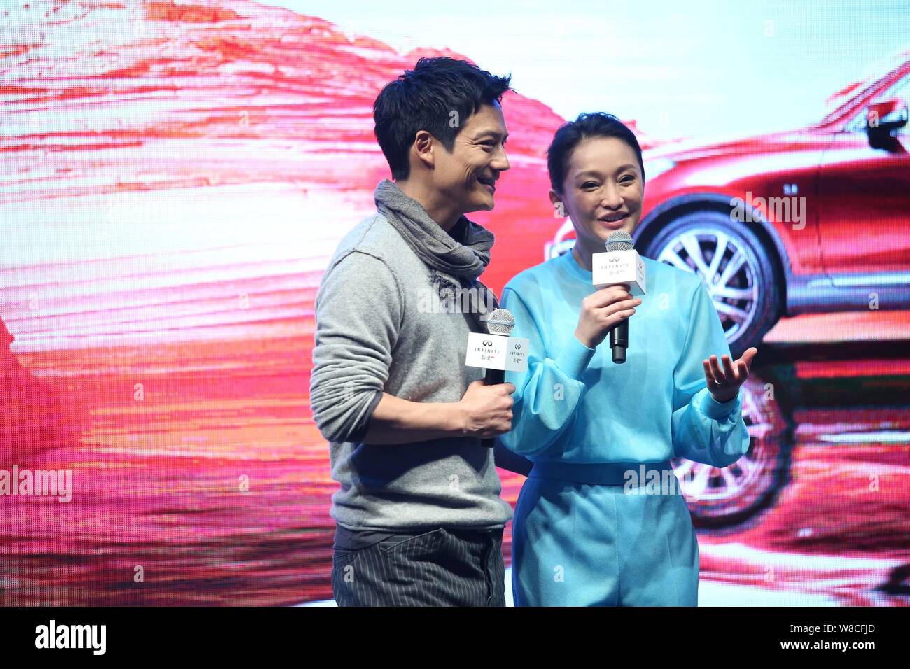 Attrice cinese Zhou Xun, destra parla accanto al suo attore americano marito Archie Kao durante un evento di Premiere per il micro film 'Dream fuga' a pro Foto Stock
