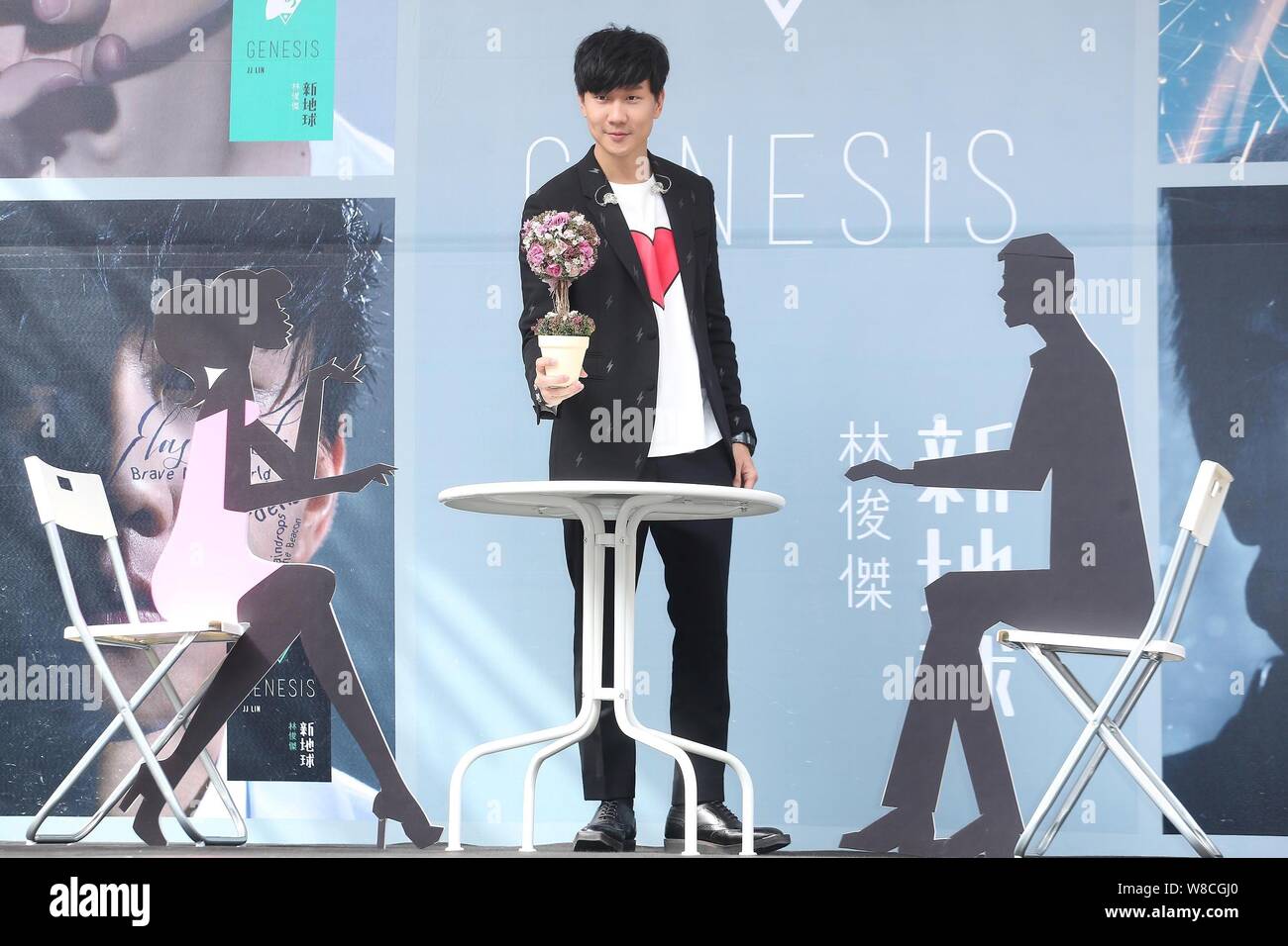 Il cantante di Singapore JJ Lin pone in corrispondenza di un evento promozionale per il suo nuovo album 'GENESIS' a Taipei, Taiwan, 1 febbraio 2015. Foto Stock