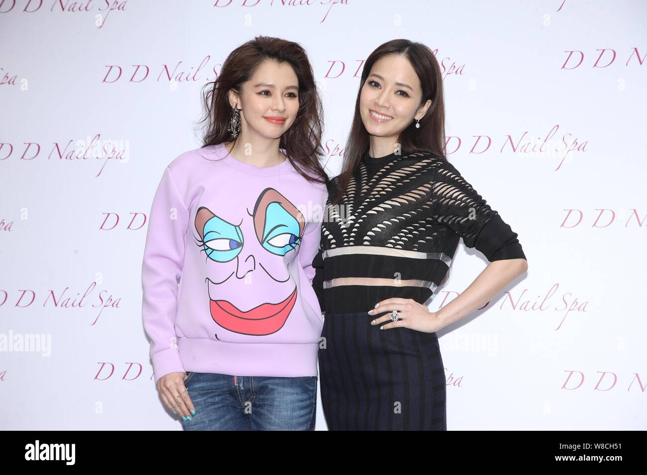 Attrice Taiwanese Vivian Hsu, sinistra e TV hostess Patty Hou pongono alla cerimonia di apertura di un nail spa a Taipei, Taiwan, 15 gennaio 2015. Foto Stock